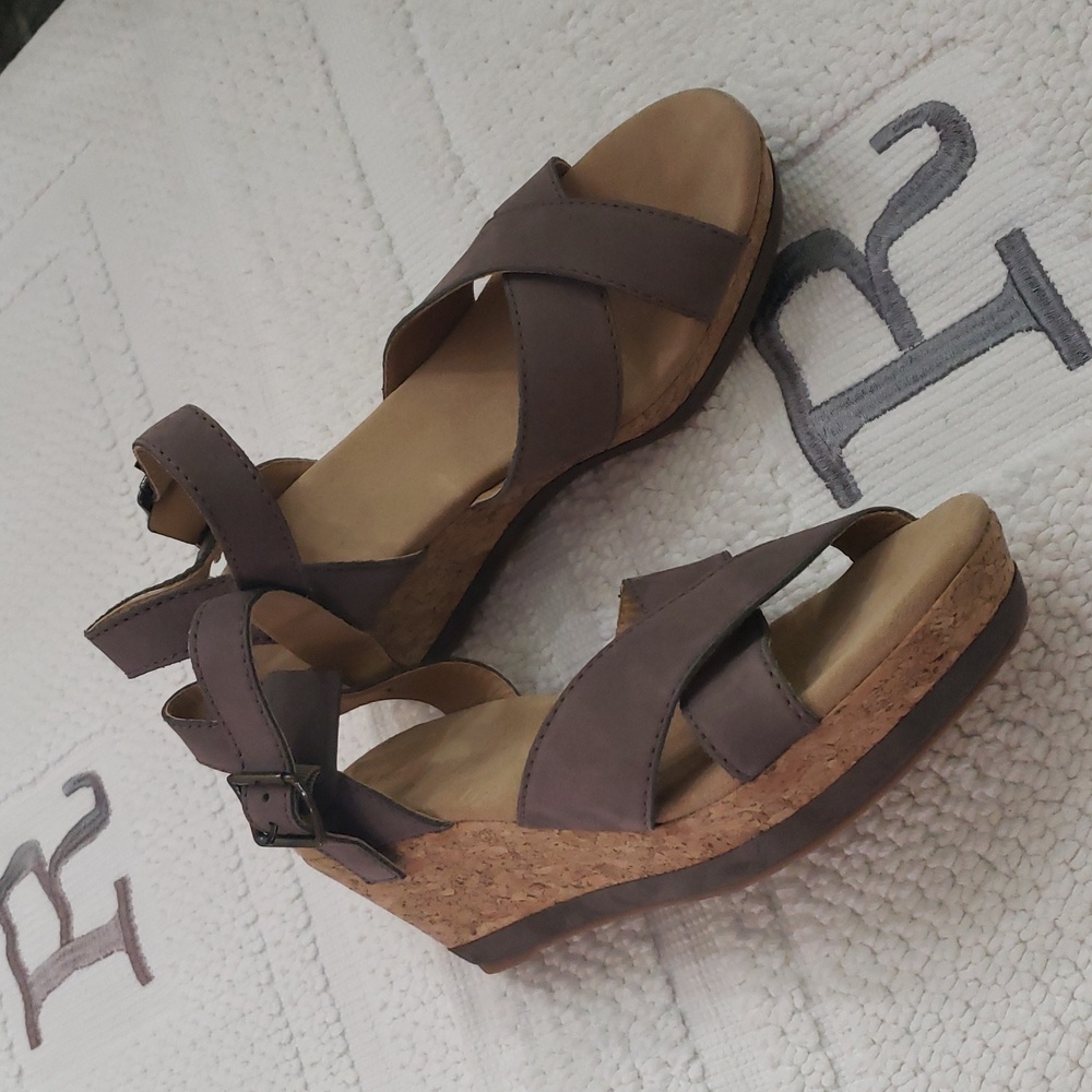 L.L. BEAN WEDGE SANDAL SIZE 8